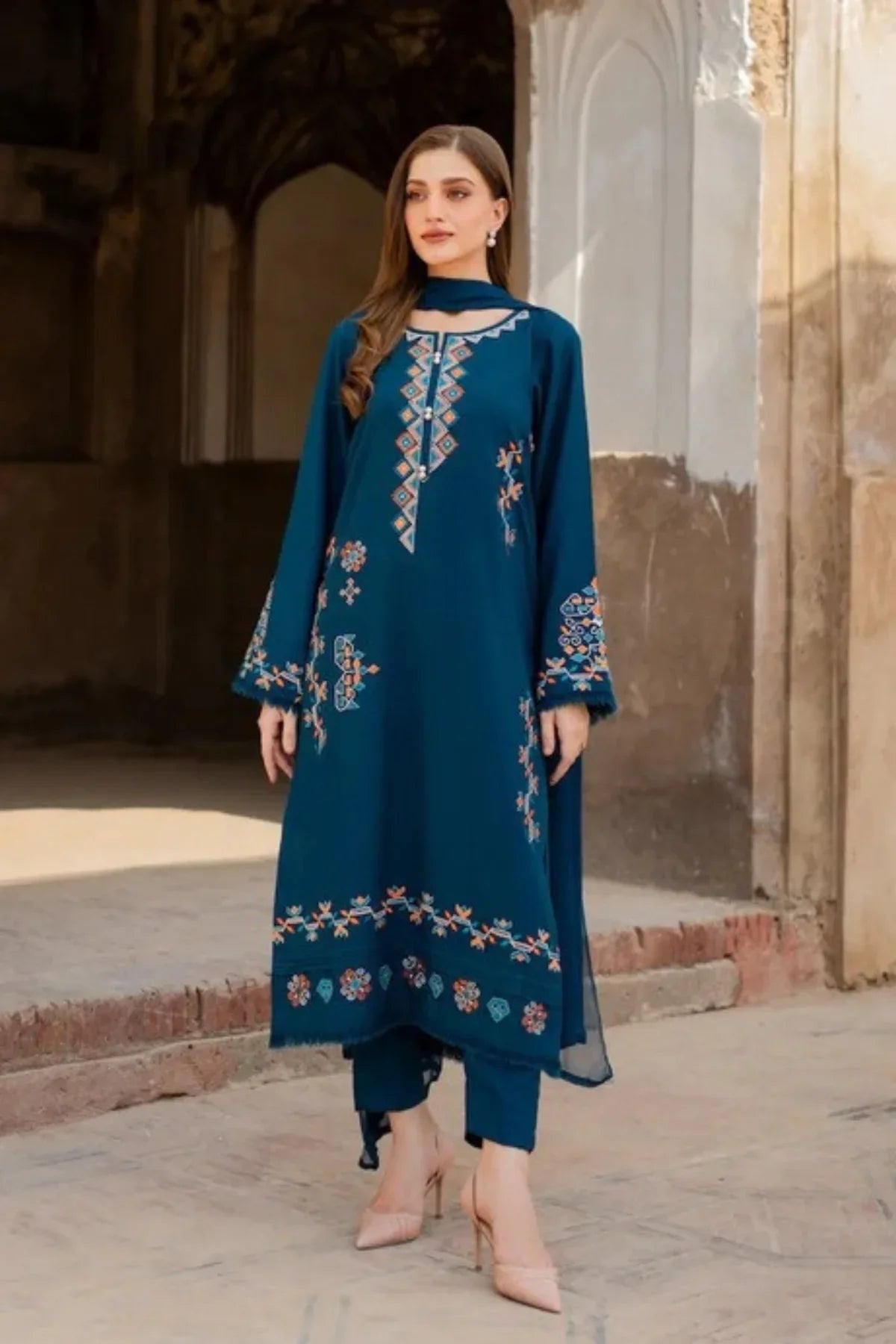 sapphire Embroidered lawn Three Piece SP-307 Zinc